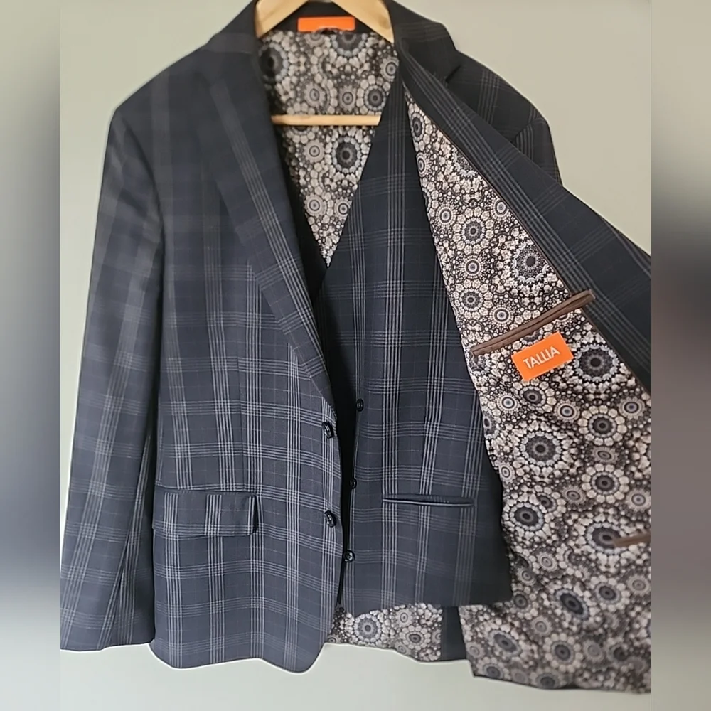 Tallia Men's 2-Pc Suit 42R Navy Gray Burgundy Plaid Wool Blend Blazer & Vest